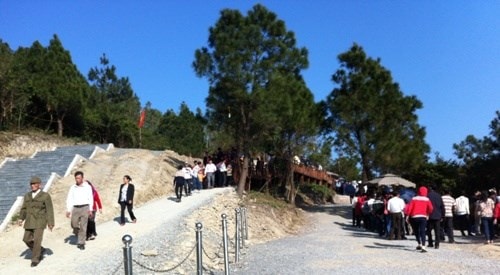 Hàng ngàn người viếng mộ Đại tướng đầu năm