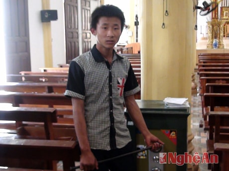 Trộm tiền công đức của nhà thờ