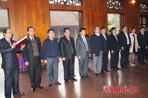 Thống đốc Ngân hàng Nhà nước dâng hương tưởng niệm Chủ tịch Hồ Chí Minh