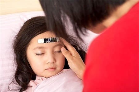 Cẩn trọng việc dùng thuốc hạ sốt đặt hậu môn cho con