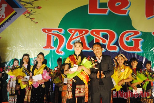 Hội thi Người đẹp Hang Bua 2014