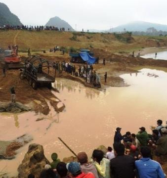 Vớt được gỗ sưa tiền tỉ mắc trong hốc đá