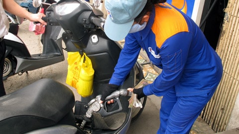 Chấp nhận lỗ, yêu cầu không tăng giá xăng dầu