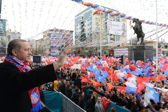 Trận chiến đầy khó khăn của Thủ tướng Thổ Nhĩ Kỳ