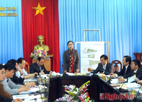 Đồng chí Đinh Thị Lệ Thanh làm việc với lãnh đạo huyện Hưng Nguyên