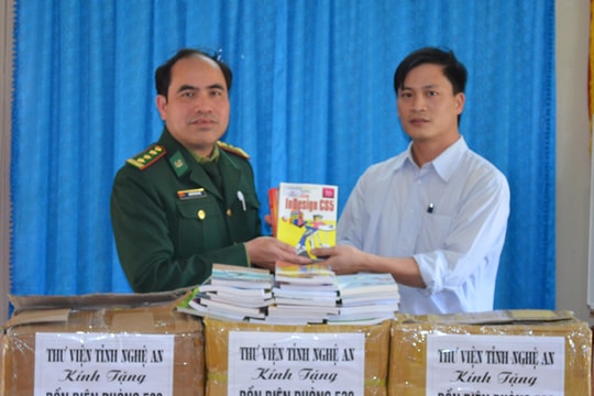 Thư viện Nghệ An tặng sách Đồn Biên phòng Nậm Cắn