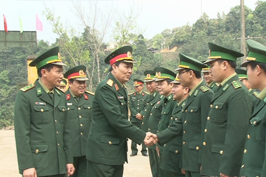 Tư lệnh Quân khu 4 thăm, làm việc tại Đồn biên phòng Na Ngoi