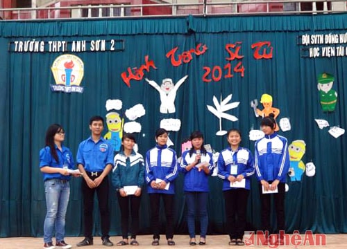 Sinh viên tình nguyện tư vấn thi đại học cho Trường THPT Anh Sơn 2