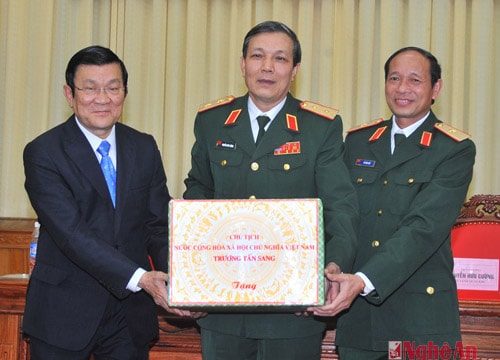 Chủ tịch nước thăm xã Nghi Liên, làm việc với Bộ tư lệnh QK4