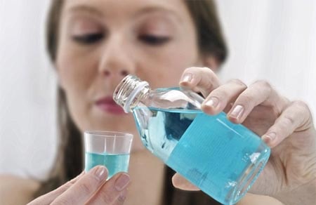 Dùng nước súc miệng sai cách dễ mắc ung thư