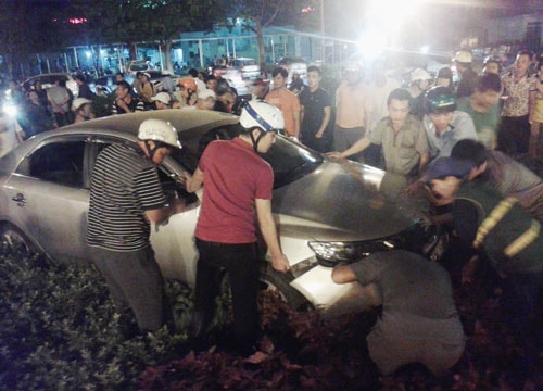 Xe ô tô lao lên vòng xuyến