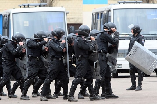 Ukraine chuyển nhiều vũ khí hạng nặng tới miền Đông