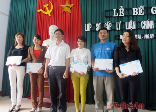 TX Hoàng Mai: Bế giảng lớp Sơ cấp Lý luận chính trị khóa I/2014