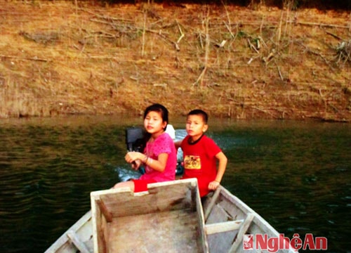 Những đứa trẻ vùng lòng hồ