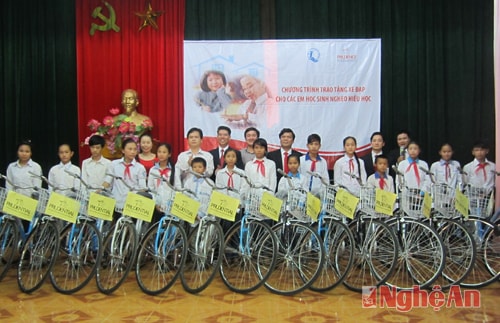 Trao tặng xe đạp cho học sinh nghèo Quỳnh Lưu và Nghi Lộc