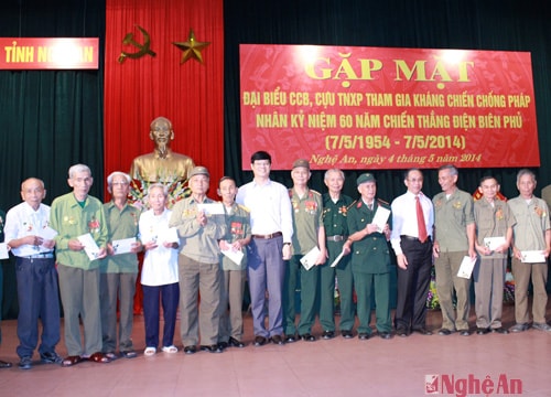 Gặp mặt, tặng quà CCB, cựu TNXP tham gia kháng chiến chống Pháp