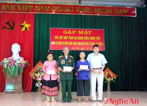 Anh Sơn: Gặp mặt, tặng quà CCB, cựu TNXP tham gia chống Pháp