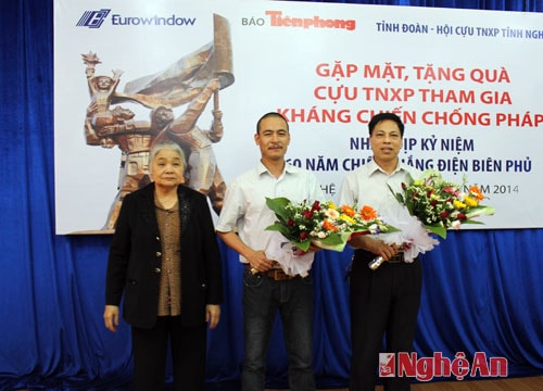 Trao quà cho các cựu TNXP tham gia chống Pháp