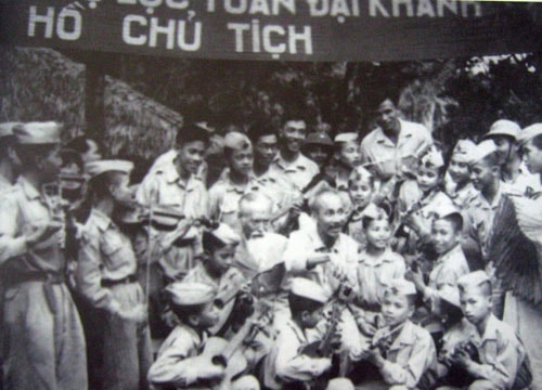 Hồ Chí Minh - Cốt cách một Tiên ông giáng thế