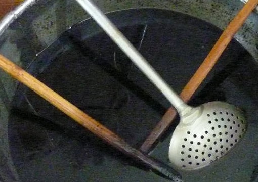 Giật mình với kỹ nghệ "mặc áo mới" cho giò chả ôi thiu