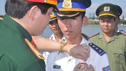 Trao tặng huy hiệu "Tuổi trẻ dũng cảm" cho 4 Cảnh sát Biển Việt Nam