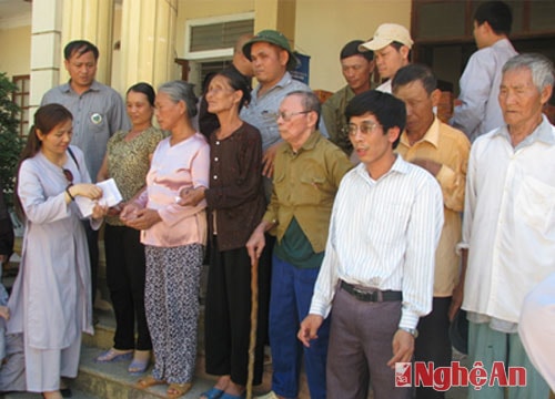 Tặng 100 suất quà cho người khiếm thị huyện Diễn Châu