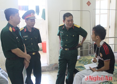 Bộ CHQS tỉnh: Thăm, động viên chiến sỹ tham gia chữa cháy rừng