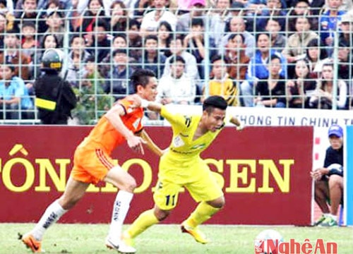 Cầu thủ Nghệ An áp đảo?