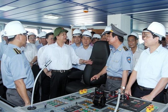 Thủ tướng Nguyễn Tấn Dũng thị sát tàu kiểm ngư cỡ lớn