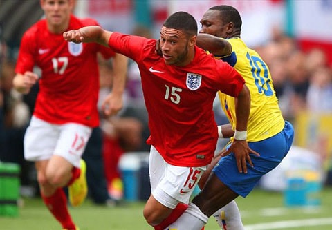 Anh và Italy gây thất vọng, Van Persie, Oxlade-Chamberlain chấn thương