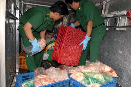 Quảng Bình: Phát hiện 10 tấn gà đông lạnh không rõ nguồn gốc