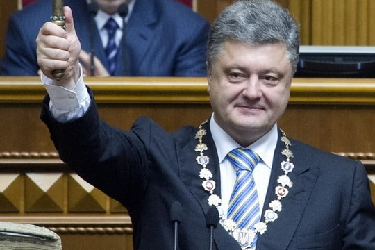 "Vua chocolate" Petro Poroshenko "bắt tay" chèo lái Ukraine