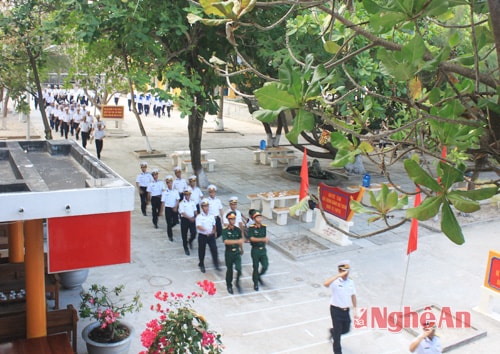 Thiêng liêng Lễ chào cờ ở Trường Sa