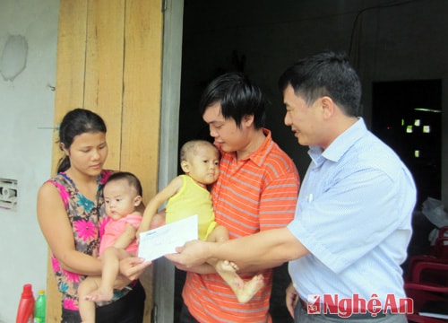 Báo Nghệ An tiếp tục chuyển quà của bạn đọc đến cháu Phúc- Lộc