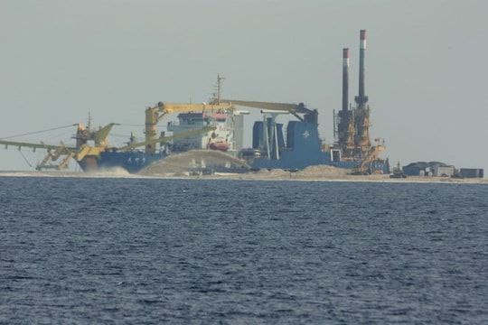 TQ điều tàu quân sự bảo vệ xây dựng trái phép tại Trường Sa