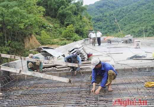 Đẩy nhanh tiến độ nâng cấp tuyến đường Thị trấn Con Cuông - Bình Chuẩn