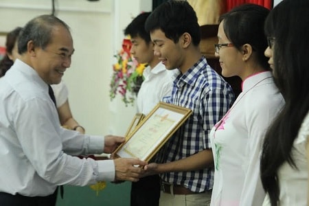 Tặng bằng khen của Bộ trưởng Bộ GD-ĐT cho 11 học sinh xuất sắc