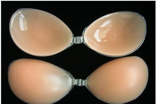 Viêm nhiễm, chảy dịch vì miếng dán nâng ngực silicon