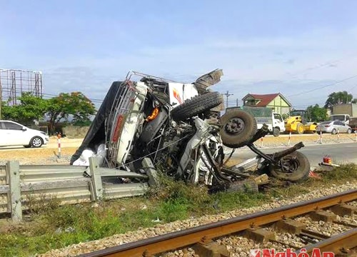 Tàu hỏa đâm ô tô tải, tài xế thoát chết