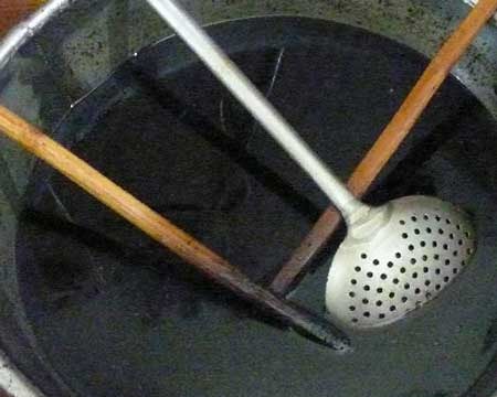 Giật mình với kỹ nghệ "mặc áo mới" cho giò chả ôi thiu