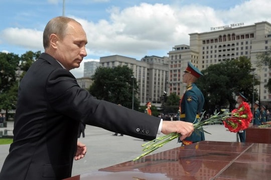 Tổng thống Nga đặt vòng hoa tưởng niệm "Ngày tưởng nhớ và đau thương"