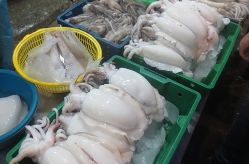 Kinh hoàng mực 'tươi roi rói' nhờ hóa chất bán ngoài chợ