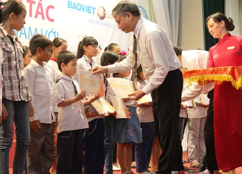 Trao quà "Cùng hòa nhịp yêu thương" năm 2014