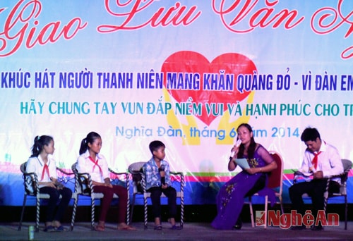 Nghĩa Đàn: Trao quà cho học sinh nghèo vượt khó học giỏi