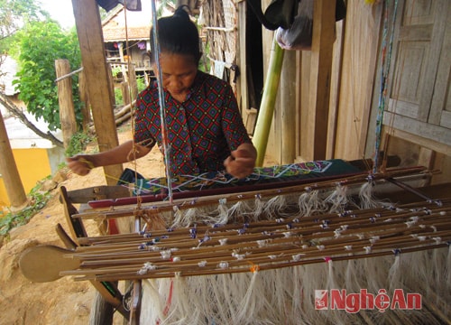 Noọng Dẻ rộn tiếng thoi đưa