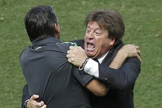 Huấn luyện viên Mexico đòi đuổi trọng tài vì cú ngã của Robben