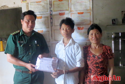 Đồn biên phòng Diễn Thành tặng quà học sinh vùng giáo vượt khó học giỏi
