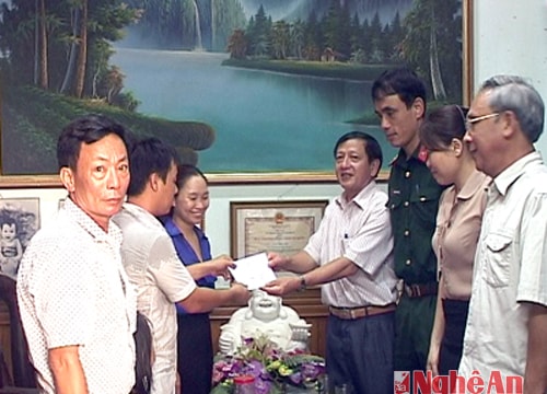 MTTQ TP. Vinh tặng quà cán bộ hải quân vừa trở về đất liền