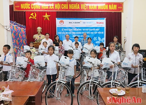 Tặng 50 xe đạp cho học sinh nghèo vượt khó học giỏi ở Đô Lương