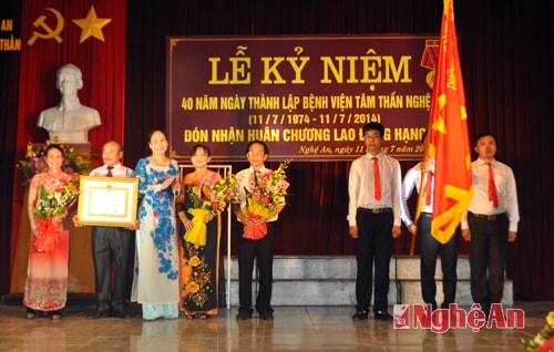 Bệnh viện Tâm thần Nghệ An đón nhận Huân chương Lao động hạng 3